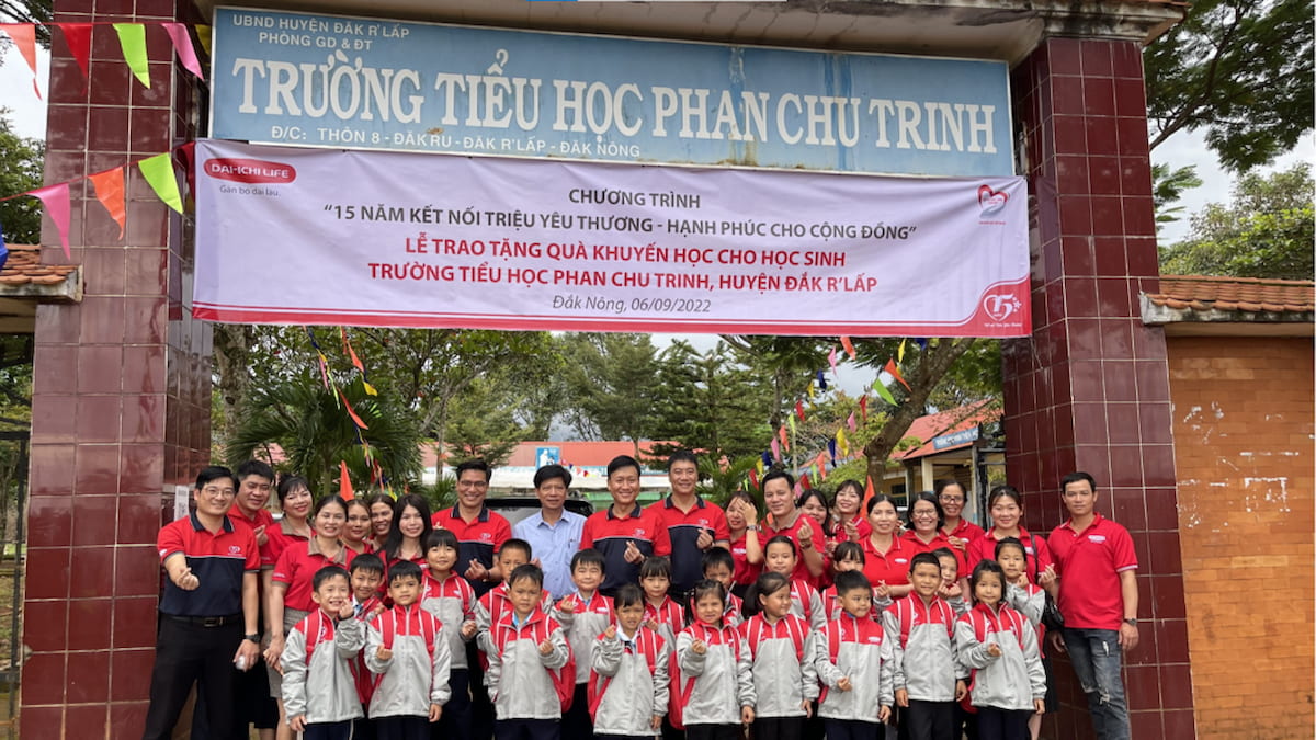 hanh-phuc-cho-cong-dong-dak-nong Chiều cùng ngày, các đại diện Ban Giám Đốc Dai-ichi Life Việt Nam tiếp tục đến thăm, trao tặng 150 phần quà cho các em học sinh trường Tiểu học Phan Chu Trinh, huyện Đắk R'lấp, tỉnh Đắk Nông.